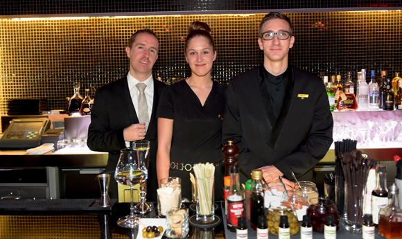 7. Romain Meheut, chef de bar du Melhor, ses barmen Marion et Romain
