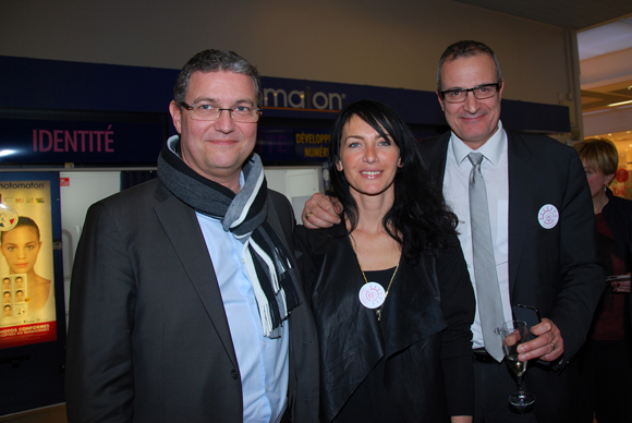 15. Jean-Marie Brial (Directeur du Centre du Pôle Carrefour Ecully),Lola (Liv & Lumière) et Hervé Schirvanian (Chef de secteur Carrefour Ecully)