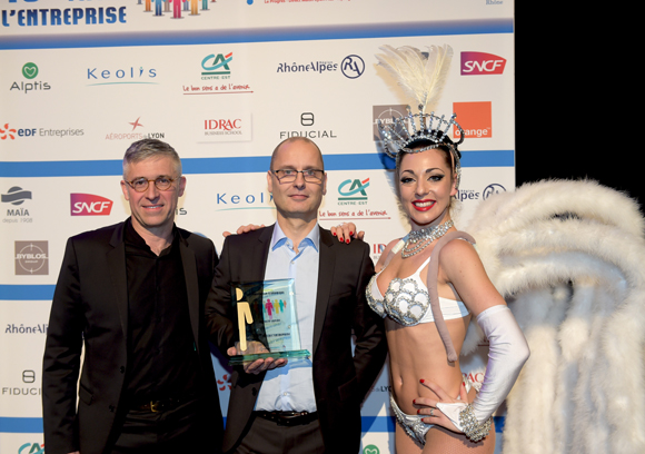 19. Trophée de l’innovation économique remis à Guillaume Chollet (Loyalty Expert) par Olivier Faure, directeur Orange Centre-Est