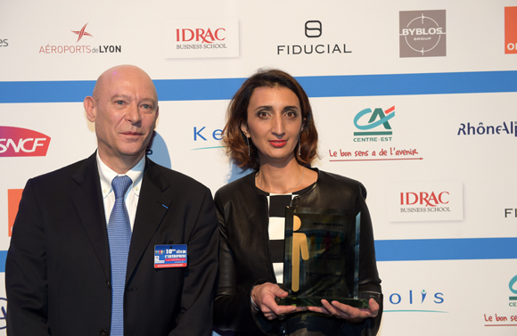 20. Trophée de l’innovation sociale remis à Maria Coulon Lamier (UBIC Concept & développement) par Philippe Bernand, directeur des Aéroports de Lyon