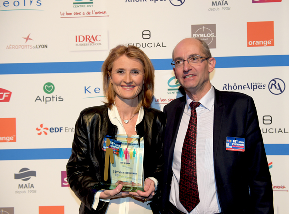 22. Trophée de la transmission d’entreprise remis à Loetitia Colas (FMI Groupe) par  Pascal Jacquesson, DG de Keolis