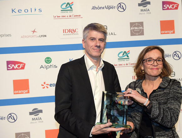 25. Trophée made in Rhône-Alpes remis à François Grosse (Forcity) par Laurence Eymieu, directrice régionale de la SNCF