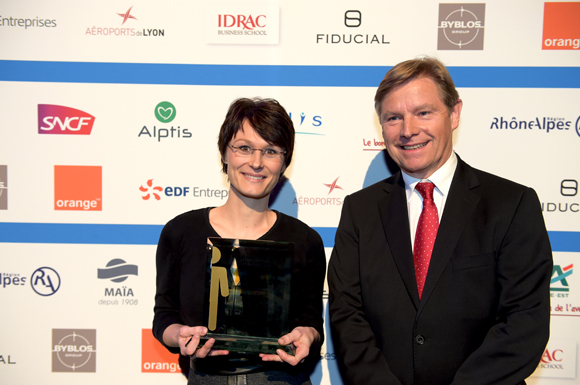 27. Trophée de la responsabilité sociétale de l’entreprise remis à Juliette Jarry (ADEA présence) par Jean-Paul Babey (Alptis)