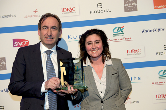 32. Trophée de la femme chef d’entreprise de l’année remis à Maud Billard-Coester (Groupe Kardol) par Bernard Buisson (CA Centre-Est)