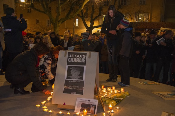 1.500 à 2.000 personnes réunies place des Arts à Villefranche pour un hommage aux victimes de l'attentat qui a frappé Charlie Hebdo 