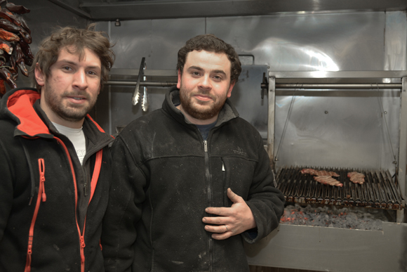 28. Jacky Berros et Yann Guyot (TT Inox Rénovation), devant leur barbecue exceptionnel