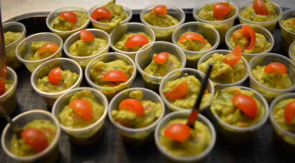 32. Crème d’avocat avec épices et mini tomate