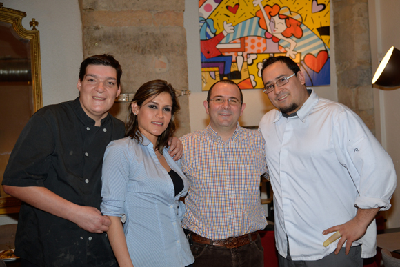 4. Manu Esteves (second cuisinier), Carolina, Jean-Cédric Deguy et Gabriel (l’équipe Buenos Aires)