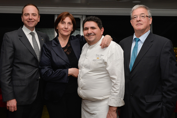 28. Vincent Le Roux (Bocuse), Christian Lherm (chef des 3 Dômes) entouré de Marie Claire et Alain Desvilles, ancien chef du Sofitel