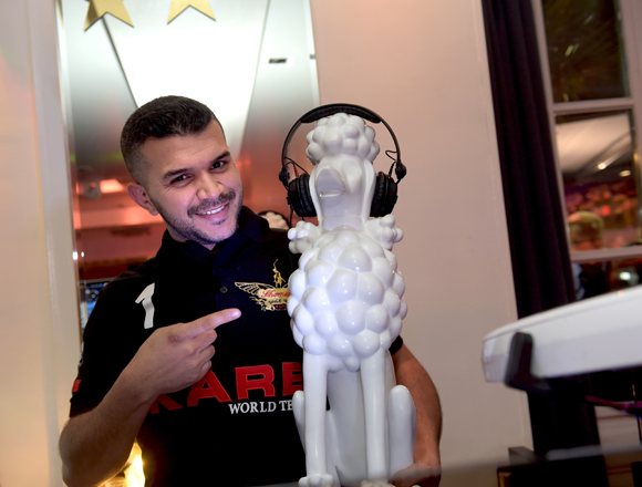 33. Le DJ Nageh et son Caniche 