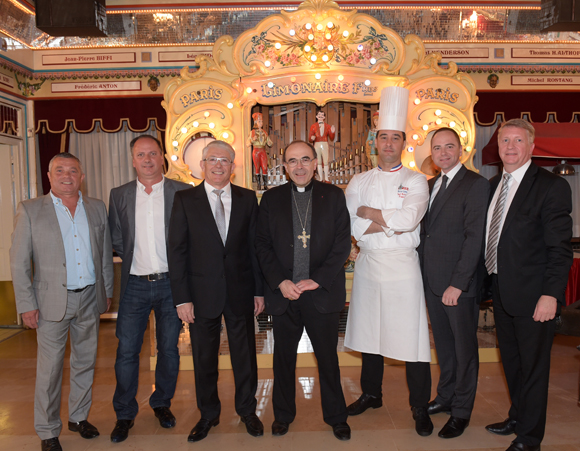 32. Le cardinal Philippe Barbarin, Elie Cunat, Vincent le Roux et l’équipe MBM Association