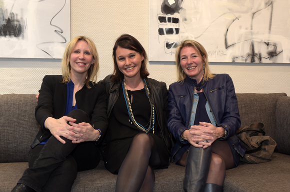 7. Le docteur Armelle Chichery, Sandrine Chausson (Raphaele Mobilier Contemporain) et l’artiste-peintre Julie Charbon