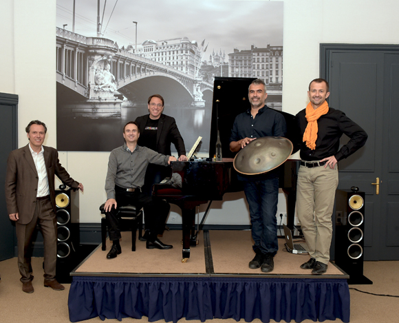 1. Thierry Mestrallet (Tedd Connexion), le pianiste Bruno Robilliard, le chef d’orchestre Philippe Fournier, le Hangiste Léonardo Trincabelli et Joël Massé (Continents Insolites)