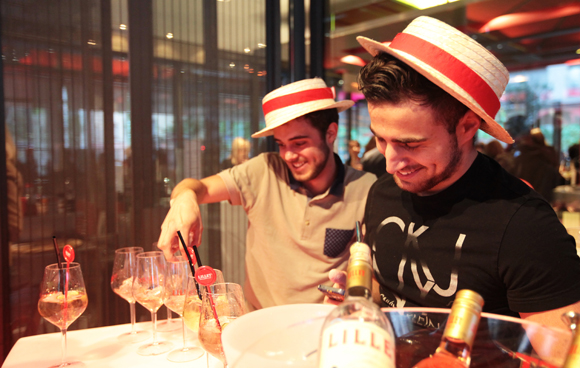 25. Ambiance rosée sur le stand Lillet