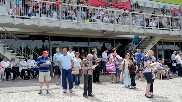 38. Beaucoup de monde dans les tribunes
