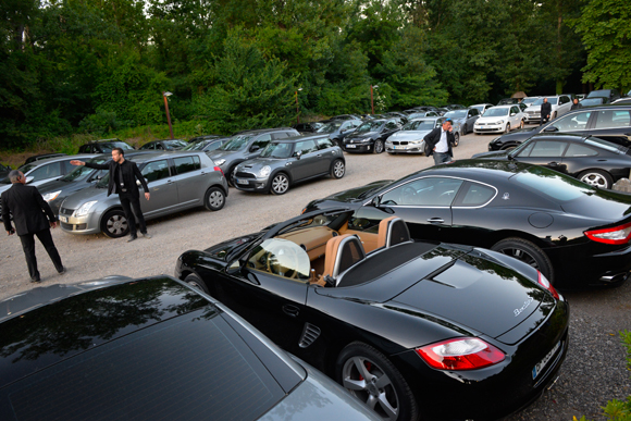 1. Parking plein, sécurité efficace de l’équipe de Gérard
