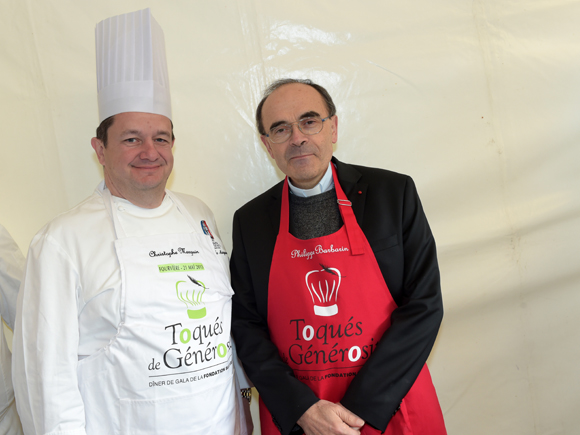21. Christophe Marguin, président des Toques Blanches Lyonnaises et le cardinal Philippe Barbarin