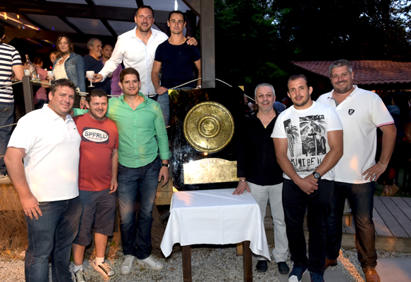 21. Les rugbymen autour du Bouclier de Brennus 