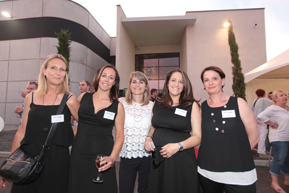 34. L'équipe féminine de One System : Jennifer, Sandie, Maxence, Marine et Peggy