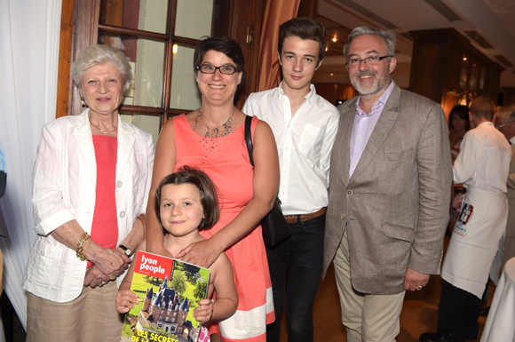 40. Guyonne Roux de Bézieux, son fils Erick Roux de Bézieux (Syntagme), son épouse Elodie, leurs enfants Camille et Alexandre