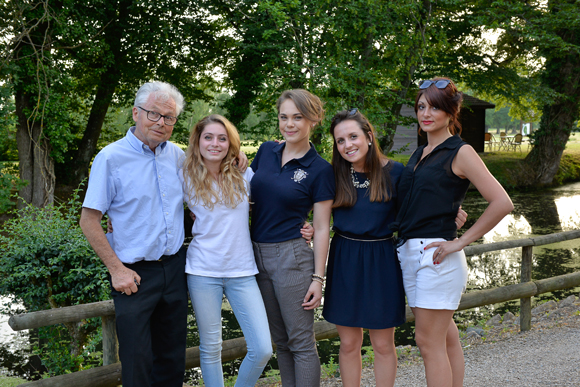 56. Maurice Bettant et sa petite fille Candice, Plamena, Julie et Laure-Anne (l’équipe d’organisation du Trophée Smart)