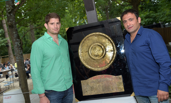 7. Le rugbyman Pascal Pape, capitaine du Stade Français et Greg Maire (Restaurant l’Ile)