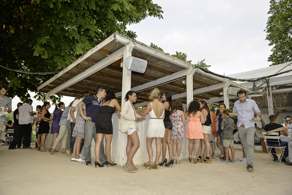 11. File d’attente pour les salades, la viande et les frites
