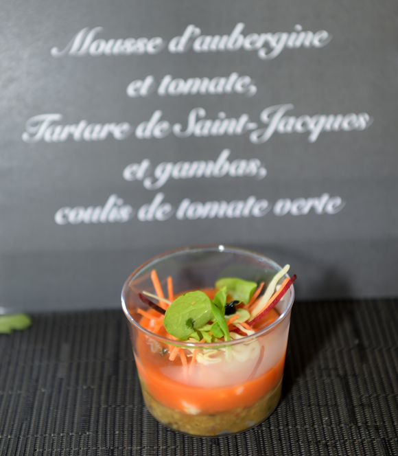 12. Mousse d’aubergine et tomate, tartare de Saint-Jacques et gambas, coulis de tomate verte concoctée par Stephane Fernandez (Steff)