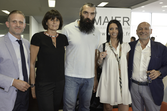 18. Alexandre Lonza et Véronique Da Silva (Maier), le rugbyman Sébastien Chabal, Karine Fontaine (Immobilier Prestige) et Jean-Louis Maier (Maier)