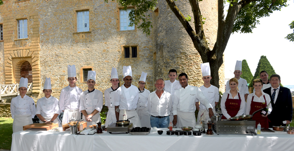 35. Jean-Claude Lavorel et Jean-Alexandre Ouaratta, entourés de l’équipe de restauration du Château de Bagnols