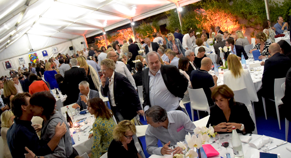 40. Les convives passent à table