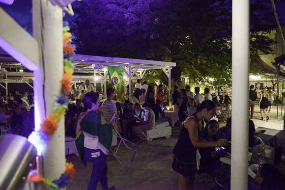 42. La fête continue tard dans la nuit