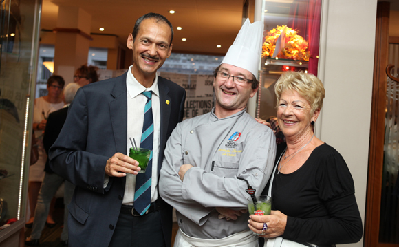 18. Le chef Christophe Romain (Le Chalut) entouré de Mario et Mireille Congiu (MC Immobilier)