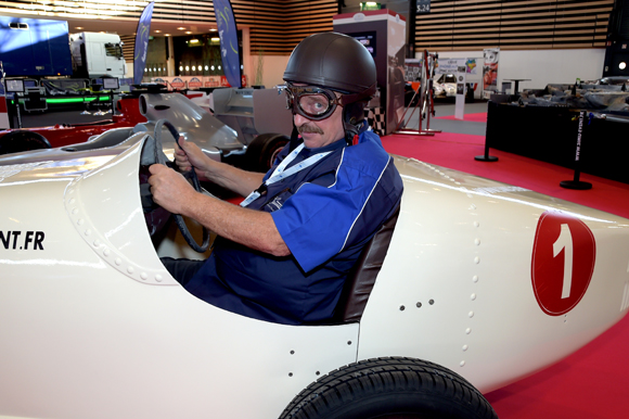 3. François dans sa voiture de course