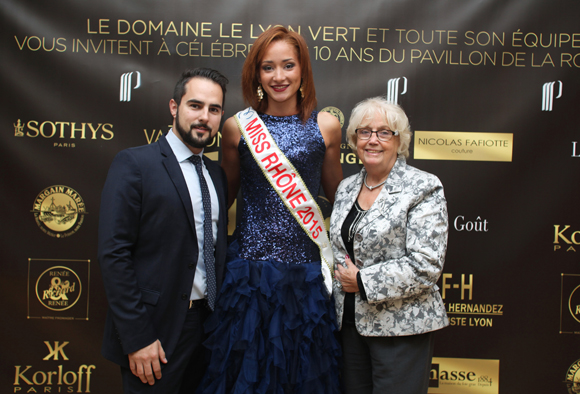 17. Laurie Cayol, Miss Rhône 2015 entourée de Mickael Cavalier et André Michon, présidente du Comité Miss Rhône-Alpes 