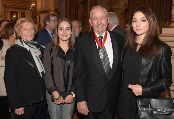 26. Jean-Paul Mauduy, son épouse Betty, ses petites-filles Eugénie et Clémence