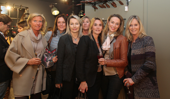 25. Corinne Paris (Assurances Paris-Gerbaud) entourée des copines, Sylvie (Sylvie G.), Rebecca (IKKS), Marie, Stéphanie (Brice Robert Arthur-Loyd), Isabelle (Canal Rééducation) et Catherine (CGPME) 