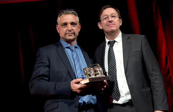 46. Trophée de la Bistronomie remis par Pierre-Edouard Noël, directeur Brake France à Frédéric Cote (Au Colombier)