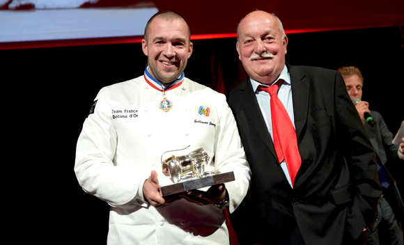 54. Trophée Toque Blanche à l’international remis par Paul-Etienne Carillon, président Acnis International à Guillaume Gomez, chef du Palais de l’Elysée