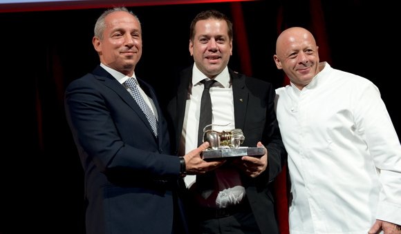 55. Trophée du Chef de l’année remis par Pascal Pozzoli, directeur régional centre Est Renault  et Thierry Marx à Arnaud Lallement (Assiette Champenoise)