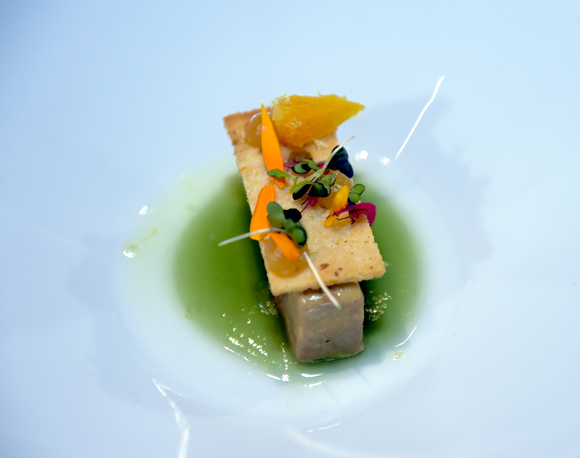 66. L’entrée, réalisée par le chef Jérémy Galvan. Fraicheur de foie gras, verveine & agrumes