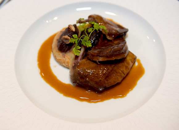 68. La viande, réalisée par le chef Julien Gautier. Pigeon rôti, cuisse braise, foie gras poêlé, céleri confit au jus