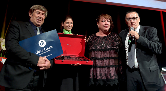 79. Catherine Li Vigni (Restaurant Toto Li Vigni) gagnante d’un très beau voyage offert par Directours et d’une ménagère offerte par Guy Degrenne, entourée de Claude Nettien (Directours) et de Marc Jean (Le Progrès)