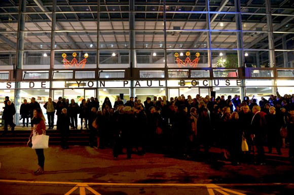 1. Les Lyonnais devant les Halles de Paul Bocuse