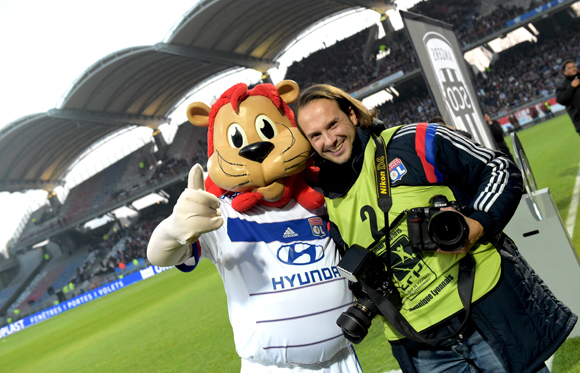 14. La mascotte et Stéphane Guiochon (Le Progrès)