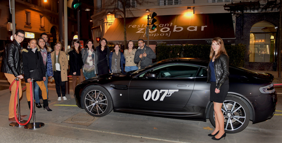 18. James Bond et ses fans devant Le ZooBar