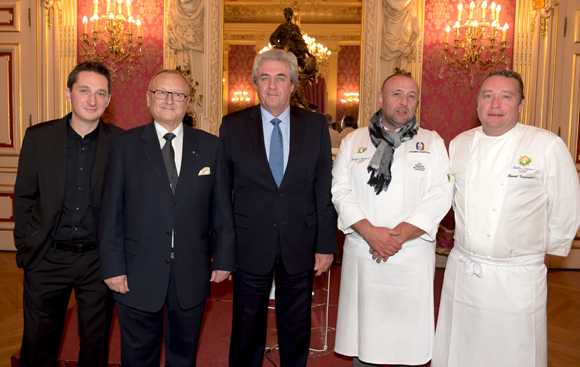 4. L’humoriste Sellig, Michel Lebon, président de la Croix-Rouge Française de Lyon, Maître Richard Brumm, adjoint aux Finances, Dominic Moreaud (Tout le monde à table) et Benoit Toussaint (Chez Paulo)