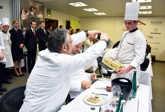 51. Yohan Lastre & Frédéric Côte examinant un pâté en croûte