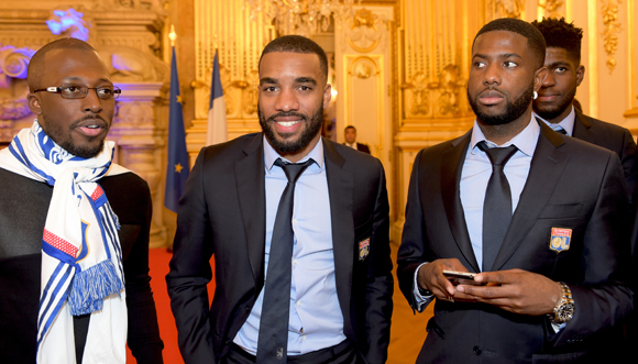 54. Sylvain Idangar, Alexandre Lacazette et Arnold Mvuemba (OL)