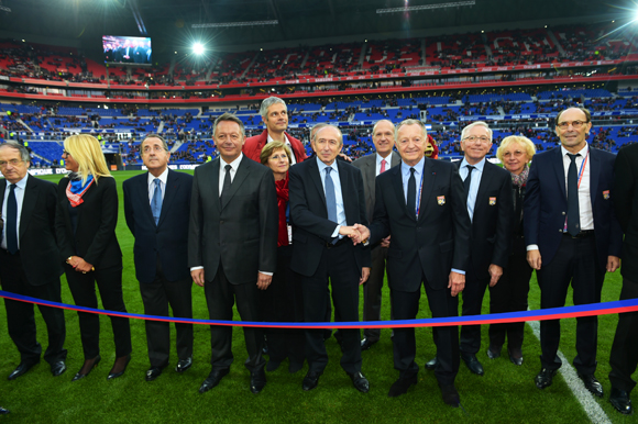 10. Les officiels s’apprêtent à inaugurer le stade des Lumières